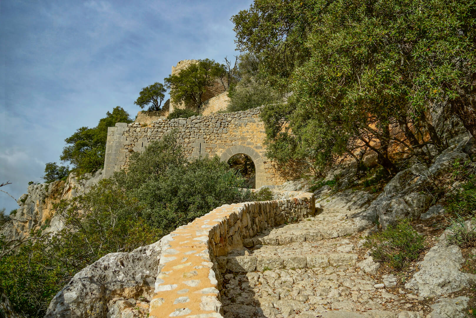Steintreppe hoch zum Castell Alaro