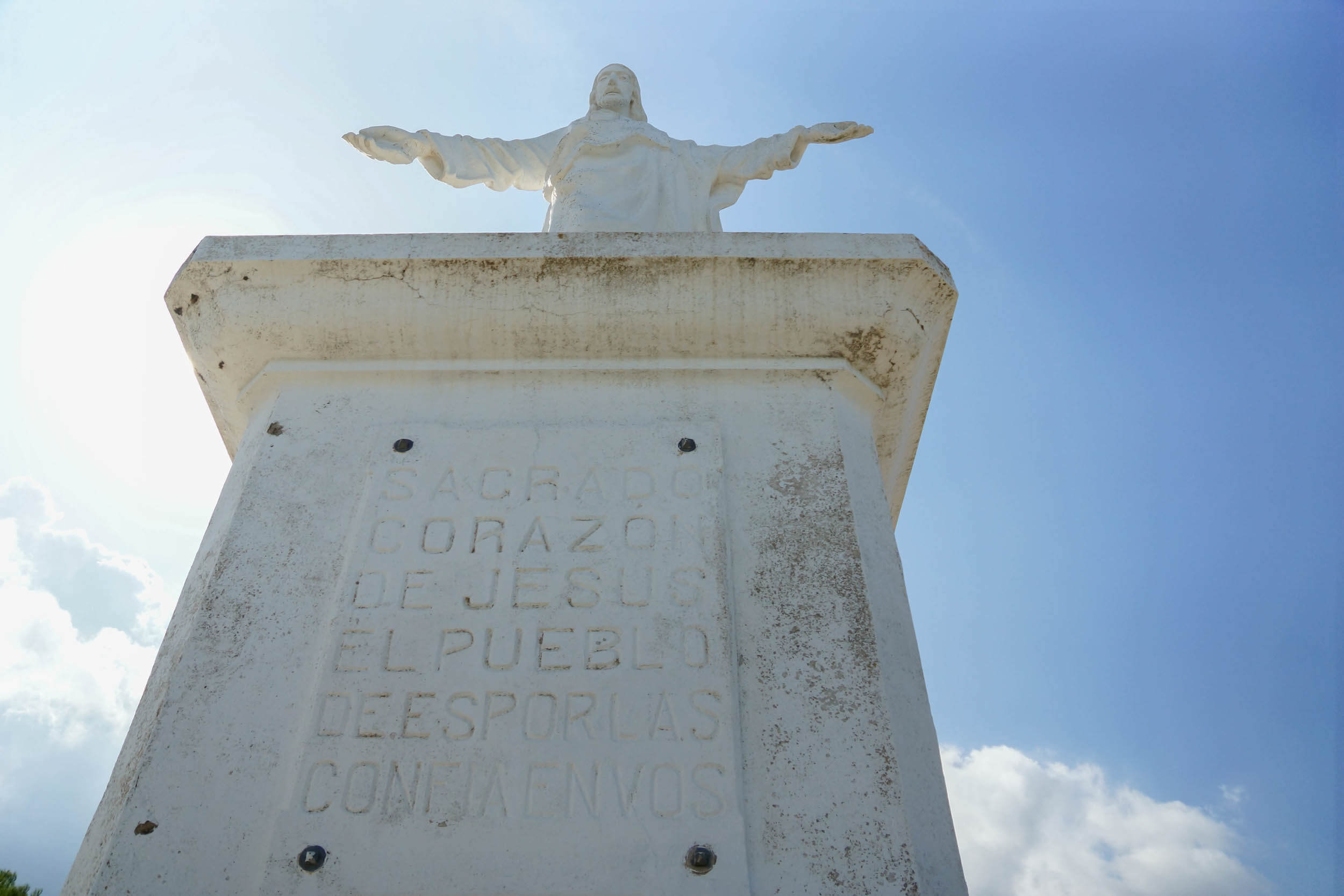 Inschrift auf der Statue des Cor de Jesus