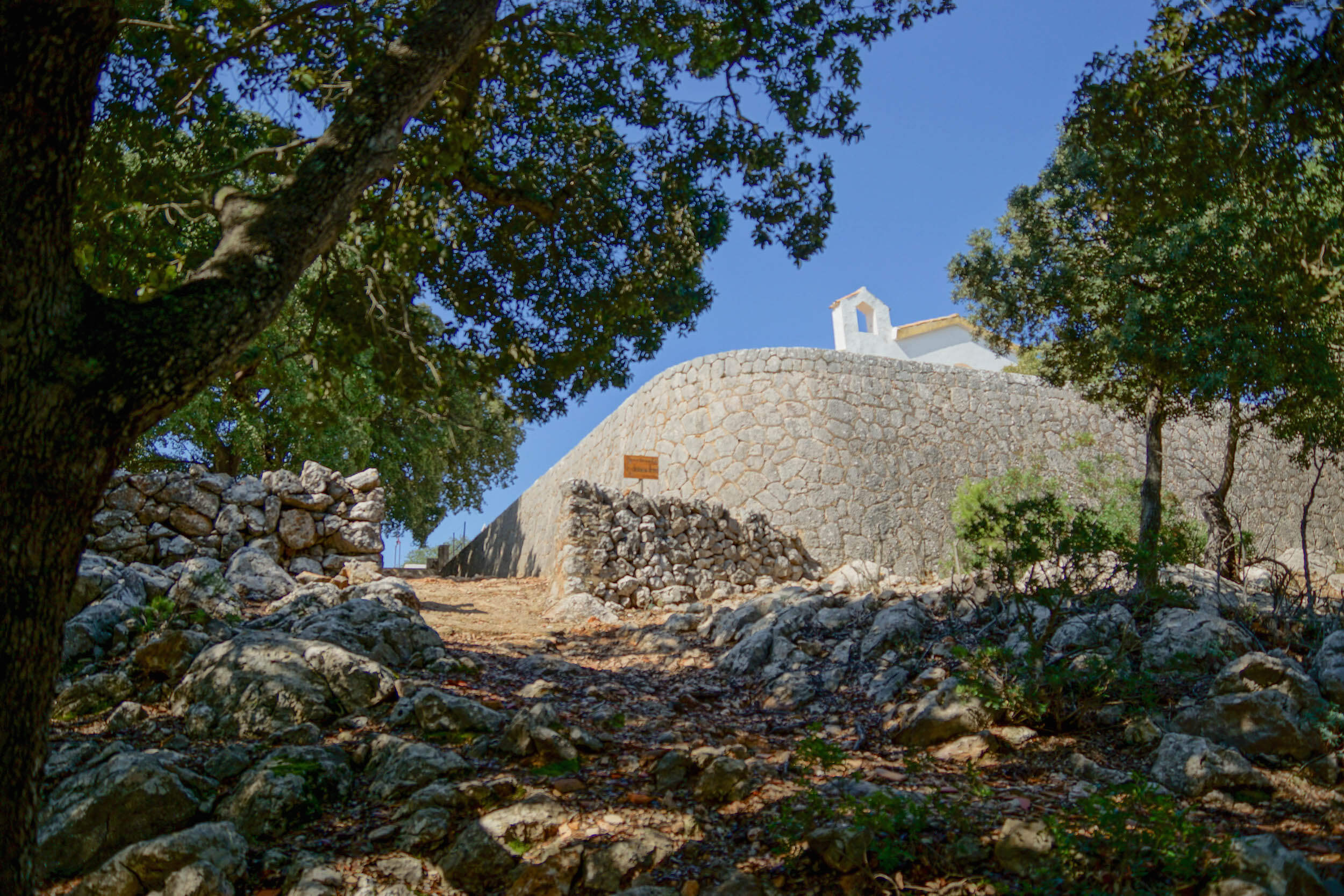 Steinmauer vor der ermita
