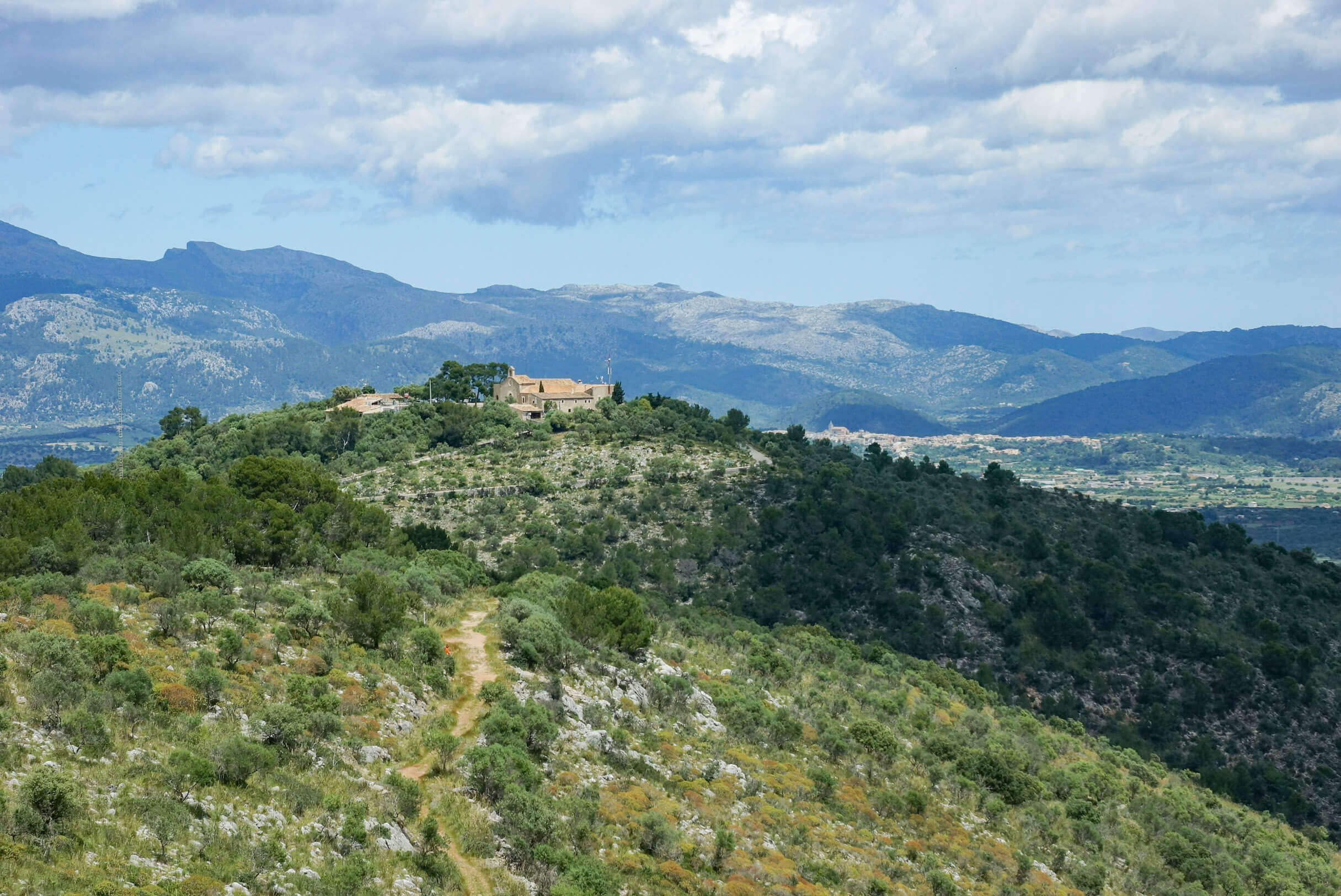 weitblick zum kloster